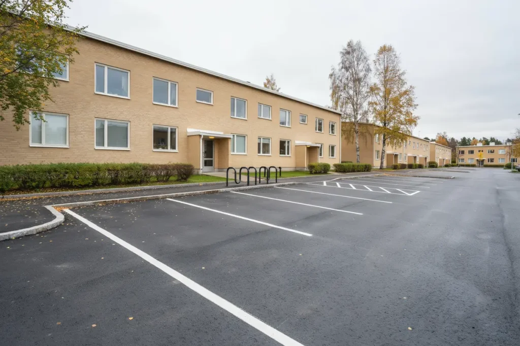 linjem lning av parkeringsplatser vid bostadsr ttsf rening i kville