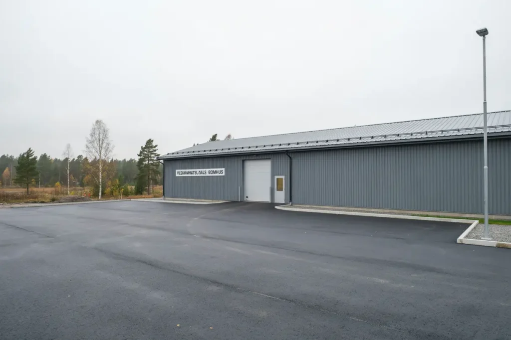 asfaltering av industriplan vid verksamhetslokal i bomhus